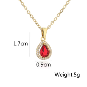 Vue détaillée d'un collier pendentif goutte d'or avec pierre de zircon rouge et dimensions