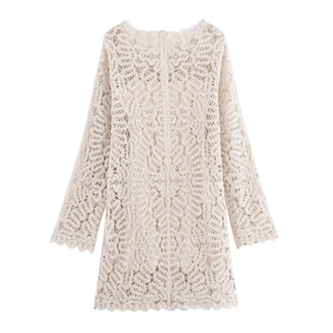 Ensemble crochet crème deux pièces avec haut à manches longues et jupe fendue