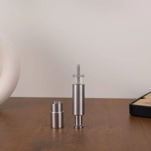 Dettaglio del macinapepe portatile in acciaio inox con finestra e coperchio in metallo