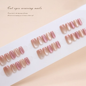 Faux ongles œil de chat courts forme ballerine dégradé rose nude et or champagne