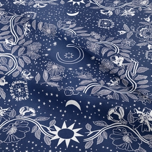 Detailansicht eines böhmischen Wandteppichs mit Mondphasen auf marineblauem Stoff