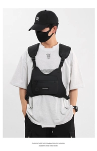 Herren taktische Brusttasche Streetwear funktionale Westentasche Detailansicht mit vielen Taschen.