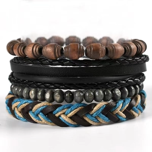 Détail de bracelets multicouches en cuir avec perles de bois et textures de cordes tressées