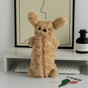 Gros plan sur la trousse à crayons chien en peluche marron avec fermeture éclair orange