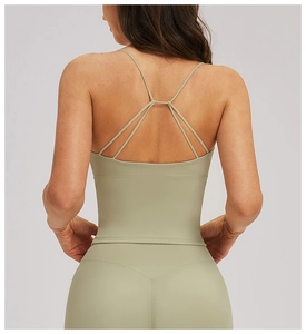 Détail des bretelles croisées dans le dos d'un soutien-gorge de sport yoga vert olive
