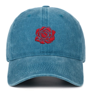Detailansicht der roten Rosenstickerei auf der gewaschenen blauen Denim-Baseballkappe