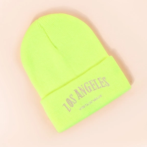Gros plan de la broderie Los Angeles sur le bonnet en tricot vert fluorescent