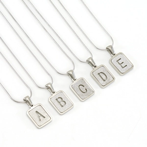Pendentifs rectangulaires lettres A-E en acier titane avec finition sablée sur chaîne serpent