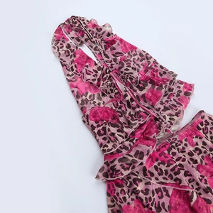 Dettaglio del top a lupetto con stampa leopardata rosa e bordi a balze stratificati