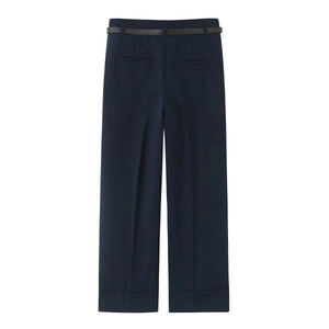 Détail du pantalon tailleur bleu foncé pour femme avec fine ceinture assortie et poches