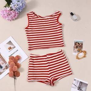 Ensemble en tricot à rayures rouges et blanches avec haut court et short assorti
