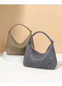 Detail van geweven suède hobo tassen in kaki en donkergrijs met gouden ritsdetails
