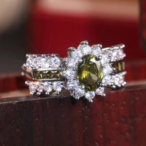 Nahaufnahme von Vintage-Blumenring mit grünem Edelstein und Mikro-Zirkonia-Besatz