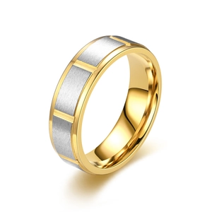 Vue détaillée d'une bague en acier titane bicolore avec finition or et argent brossé