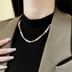 Vue détaillée d'un collier de perles colorées élégantes avec des perles grises et or