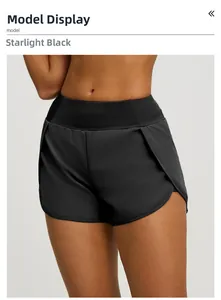 Détail du short de sport noir à taille haute avec fentes latérales et doublure