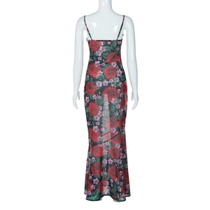Détail du dos en mesh floral avec roses rouges sur une robe longue à fines bretelles ajustée