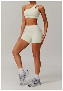 Détail de l'ensemble de yoga beige à une épaule avec découpe et short à taille haute