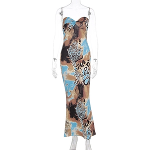 Détail d'une robe maxi bustier avec imprimé léopard et coupe ajustée pour l'été