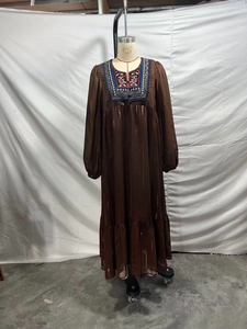 Détails de la robe longue bohème marron avec broderie ethnique et tissu scintillant