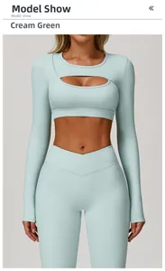 Détail de l'ensemble de yoga奶油绿 avec haut court ajouré et legging à taille croisée en V