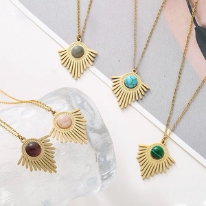 Collier en acier inoxydable avec pendentifs soleil et diverses pierres naturelles
