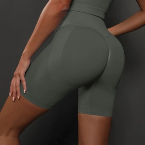 Gros plan d'un short de sport sans couture olive foncé à taille haute et effet push-up fessier
