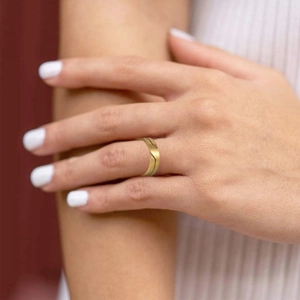Elegante anello in acciaio inossidabile dorato con design moderno a onde e forma aerodinamica