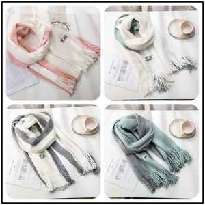 Detailed four-grid view showing color-block knitted scarves with decorative tassels