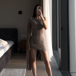 Vestido de cóctel ajustado de un hombro con fruncido y cinta en el hombro en gris beige