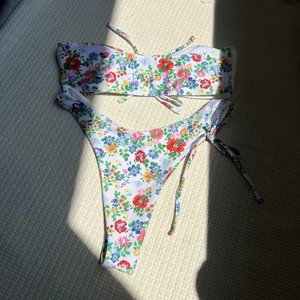 Ensemble bikini bandeau à imprimé fleuri avec cordon frontal et bas noué sur les côtés