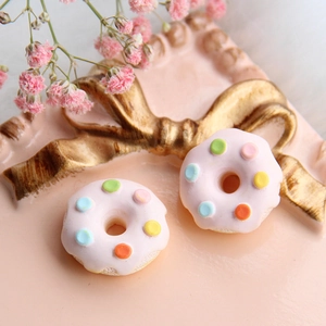 Makroaufnahme von rosa Harz-Donut-Anhängern mit bunten Streuseln für Bastelarbeiten