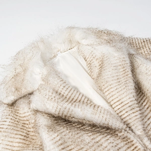 Veste courte en fausse fourrure à rayures beige et blanc avec texture pelucheuse chic