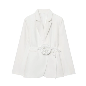 Détail d'un blazer blanc avec une ceinture à fleur 3D et un revers en pointe élégant