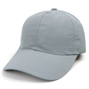 Dettaglio del cappellino grigio chiaro con fori laserati per una traspirazione superiore