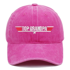 Dettaglio del cappello da baseball in cotone lavato rosa con ricamo Top Grandpa