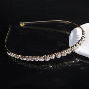 Serre-tête élégant en métal doré avec cristaux de zircone sur fond de marbre noir chic