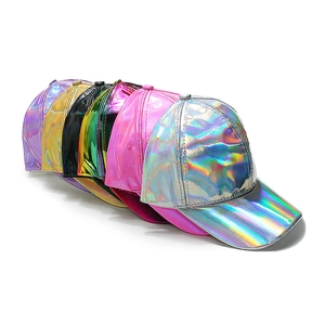 Gros plan sur les casquettes holographiques montrant des textures de réflexion laser colorées