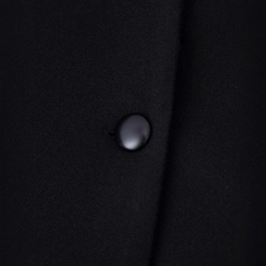Manteau long en laine noire pour femme avec texture premium et détail de bouton lisse