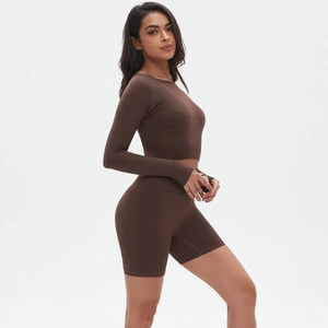 Detailansicht des nahtlosen braunen Yoga-Sets mit Daumenlöchern und High-Waist-Shorts