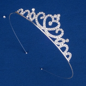 Dettaglio di un diadema in lega d'argento con strass scintillanti e motivi a cuore