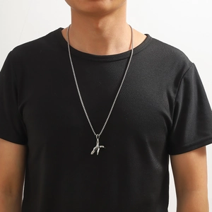 Détail d'un pendentif en forme de griffe en acier inoxydable sur une chaîne hip hop