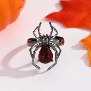 Détail de la bague araignée gothique avec une pierre rouge en goutte et métal noirci
