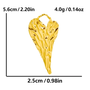 Détail du pendentif coeur doré texturé avec dimensions 5,6x2,5 cm et poids de 4g