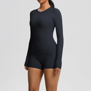 Détails de l'ensemble de yoga noir avec coutures sur le short et haut à manches longues