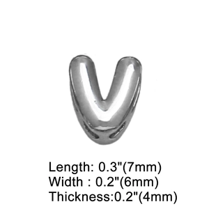 Dettaglio del ciondolo a V argento di 7mm per 6mm con uno spessore di 4mm per collana