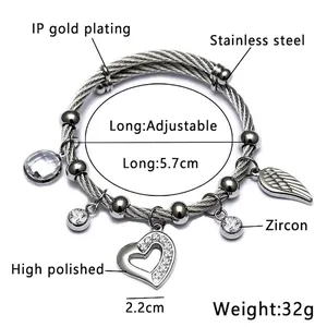 Bracelet ajustable en fil d'acier avec charms cœur et ailes et placage à l'or IP