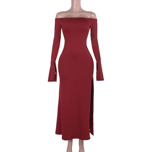 Détail de la robe longue moulante bordeaux avec épaules dénudées et fente latérale