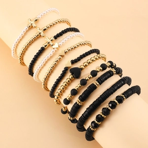 Dettaglio di 12 bracciali elastici stile boho con croci dorate e ciondoli a cuore nero