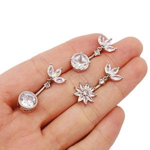 Vue détaillée de piercings de nombril en zircon argenté montrant la taille réelle